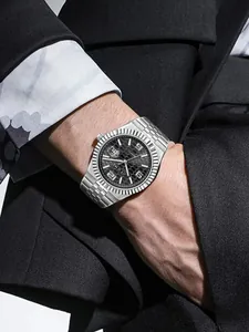 Klassische Herren-Quarzuhr mit Stahlband am Handgelenk in Business-Kleidung