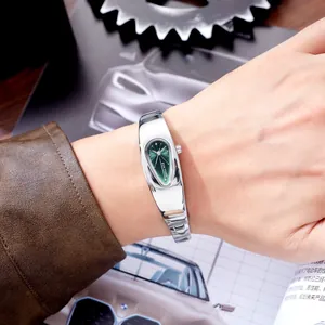 Silberne Tropfen-Uhr im Liquid-Metal-Look mit grünem Zifferblatt Y2K