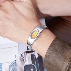 Detaillierte Nahaufnahme der Y2K Vintage Armbanduhr in Tropfenform am Handgelenk
