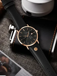 Detailansicht der minimalistischen TOMI Quarzuhr mit schwarzem Lederarmband und Datum