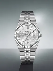 Detailansicht der TOMI Herrenuhr aus Edelstahl mit geriffelter Lünette und Zifferblatt