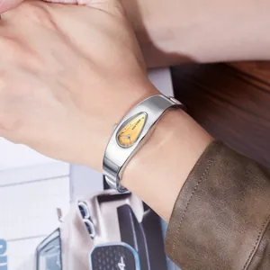 Klassische Y2K Silber-Bangle-Uhr in Tropfenform mit goldenem Zifferblatt