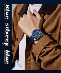 Nahaufnahme einer Herren Quarzuhr mit blauem Silikonarmband und Chronographenzifferblatt.