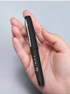 Nahaufnahme des schlanken Profils und des TOMI-Logos auf einer minimalistischen Quarzuhr