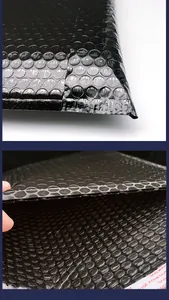 Detail van zwarte bubbel enveloppe met gewatteerde binnenkant en zelfklevende strip