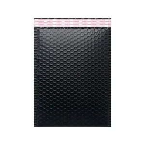 Duurzame zwarte bubbel enveloppe met zelfklevende strip voor een veilig verzendproces.
