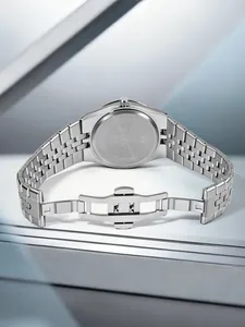 Detailansicht von TOMI Herrenuhr-Rückseite und Edelstahl-Faltschließe Armband, silber
