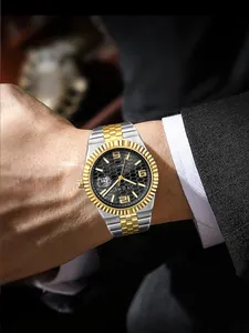 Nahaufnahme der TOMI Herrenuhr mit zweifarbigem Stahlband am Handgelenk