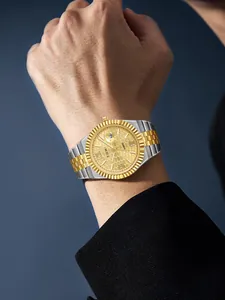Detaillierte Nahaufnahme der TOMI Herren-Business-Uhr mit goldenem Waben-Zifferblatt