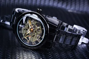 Nahaufnahme der WINNER Herren-Mechanikuhr mit skelettierten Goldzahnrädern