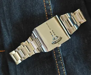 Gros plan détaillé d'une montre à quartz carrée pour homme avec cadran unique.