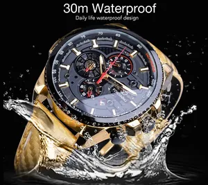 Detailansicht der goldenen Forsining Automatik Uhr mit realistischen Wasserspritzern Effekt