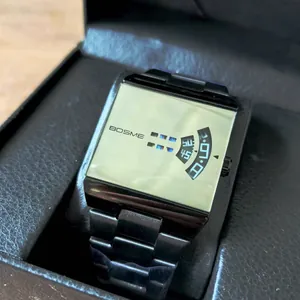 Montre à quartz carrée moderne pour homme avec bracelet en acier inoxydable noir