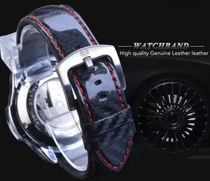 Detailaufnahme eines schwarzen Lederuhrbandes mit Karbonstruktur und roten Nähten.