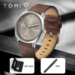 Nahaufnahme der TOMI Quarzuhr mit braunem Lederarmband, Geschenkbox und Kugelschreiber-Set