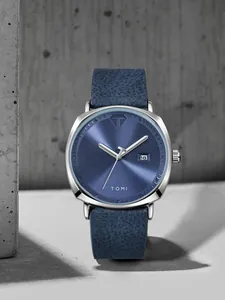 Detailansicht des blauen Zifferblatts und Lederarmbands der TOMI Quarzuhr