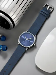 Detailansicht der minimalistischen TOMI Quarzuhr mit blauem Zifferblatt und Lederband