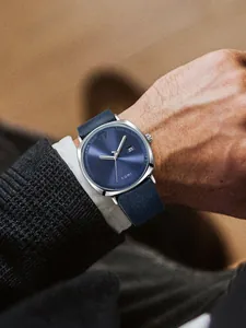Nahaufnahme der TOMI Quarzuhr mit dunkelblauem Zifferblatt und blauem Lederarmband