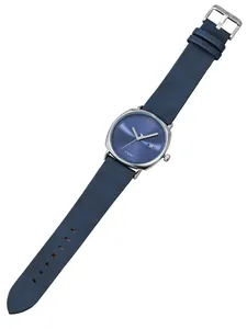 Detailansicht der minimalistischen TOMI-Quarzuhr mit blauem Lederarmband und Datum.