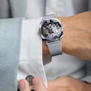 Forsining Herren Automatikuhr Skelett-Design mit Mesh-Armband am Handgelenk.