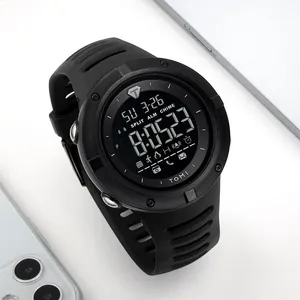 Detaillierte Nahaufnahme der schwarzen TOMI Digital-Sportuhr mit klarem LED-Display