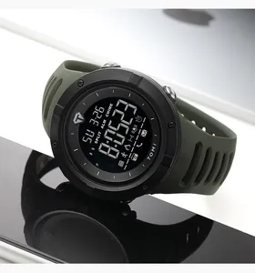 Detailaufnahme der TOMI Digital-Sportuhr mit grünem Silikonarmband