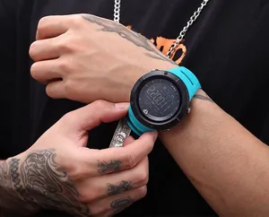 Nahaufnahme der wasserdichten Digital-Sportuhr von TOMI mit hellblauem Armband