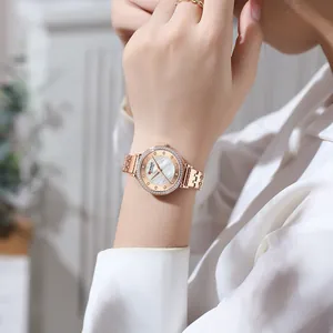 Elegante reloj de cuarzo CURREN 9087 para mujer en oro rosa con esfera de nácar puesto.