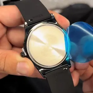 Nahaufnahme des Edelstahlgehäuses und des 22 mm schwarzen Armbands einer Herrenquarzuhr