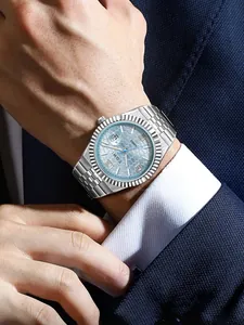 Detail der TOMI Herrenuhr in Silber mit hellblauem Wabenzifferblatt und geriffelter Lünette