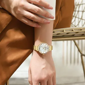 Elegante reloj de cuarzo CURREN dorado para mujer con esfera de nácar en la muñeca