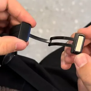 Nahaufnahme der schwarzen magnetischen Faltschließe einer arabischen Business-Quarzuhr.