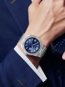 Nahaufnahme der TOMI Herrenuhr in Silber mit blauem Waben-Zifferblatt am Handgelenk