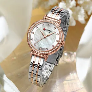 Detalle del reloj CURREN para mujer con detalles en oro rosa y bisel de cristal