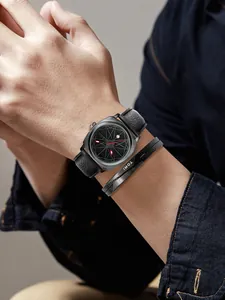 Primer plano del reloj de cuarzo cuadrado TOMI con esfera geométrica y calendario