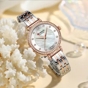 Detalle del reloj CURREN para mujer con esfera de nácar y correa de acero bicolor