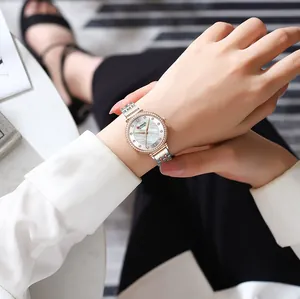 Elegante reloj de cuarzo CURREN para mujer con bisel de cristal y esfera de nácar.