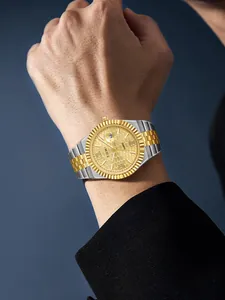 Luxuriöse goldene und silberne TOMI Herren-Quarzuhr am Handgelenk mit elegantem Business-Anzug
