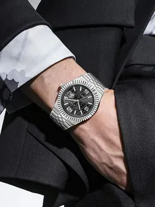 Detailansicht der TOMI Herrenuhr aus silbernem Edelstahl mit schwarzem Zifferblatt