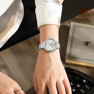 Vista detallada del elegante reloj CURREN 9087 para mujer en acero plateado al pulso