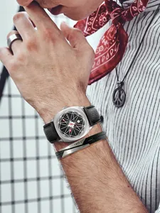 Primer plano del reloj de cuarzo TOMI y la pulsera a juego en la muñeca de un modelo masculino