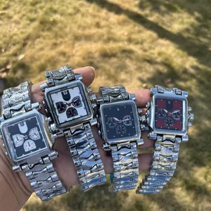 Gros plan de montres à quartz pour hommes avec boîtier carré et bracelet à balles.
