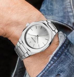 Gros plan d'une montre pour homme en acier inoxydable argenté sur un poignet.