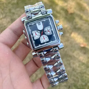 Gros plan d'une montre à quartz pour homme avec bracelet à maillons balles et cadran carré