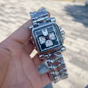 Vue détaillée d'une montre à quartz pour homme avec bracelet à maillons en ogive