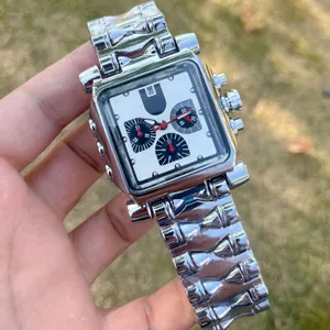 Gros plan d'une montre à quartz chronographe carrée avec bracelet unique en forme de balle