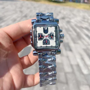Gros plan d'une montre à quartz argentée pour homme avec bracelet style balle