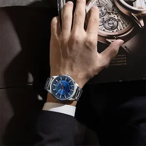Gros plan d'une montre CURREN pour homme en acier inoxydable avec cadran bleu au poignet.