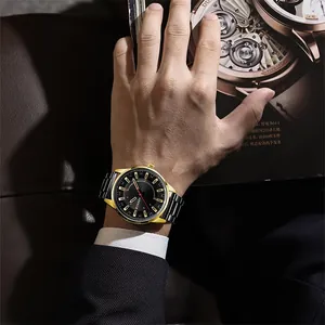 Gros plan de la montre Curren 8406 pour homme avec bracelet en acier sur fond de magazine
