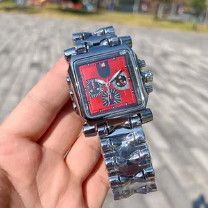 Gros plan d'une montre à quartz pour homme avec cadran carré rouge et bracelet en argent
